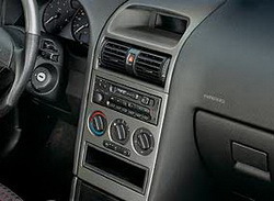 Накладка на среднюю консоль Opel Astra G в стиле Titan-Look для машин с дисплеем и системой климат-контроль