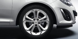 Диски литые R17 легкосплавные с покрытием Bi-color White дизайн 5 Y-образных лучей для Opel Corsa D 5х110